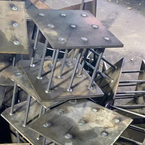 在确定延边预埋件位置时，需要考虑以下几点